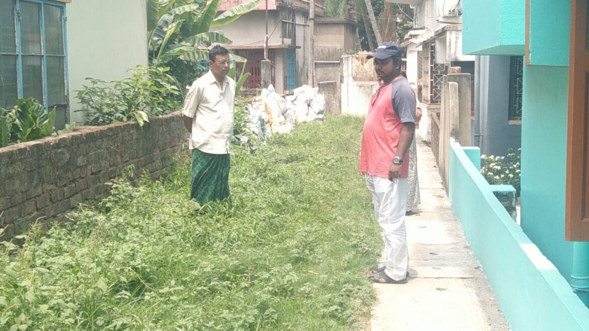 মধ্যমগ্রাম ১০ নম্বর ওয়ার্ড এলাকার সবাই সিপিএম, তাই পুরসেবা থেকে বঞ্চিত বাসিন্দারা।