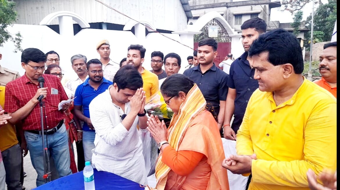 কেন্দ্রিয় খাদ্য প্রতিমন্ত্রী বাবা লোকনাথ মন্দিরে পুজো দিয়ে দলের কাজ শুরু করেন।