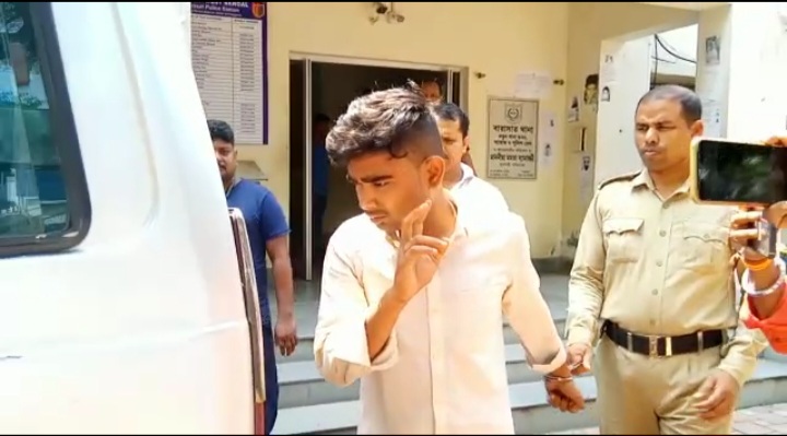 বারাসাত থানার পুলিশ গোপন সূত্রে খবর পেয়ে কলেজর এক ছাত্রকে আগ্নেয়াস্ত্র সহ গ্রেফতার করে। বারাসাত কাজীপাড়া এলাকা থেকে।