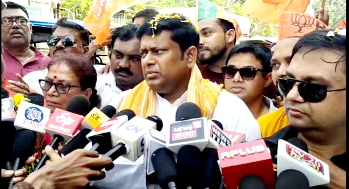 বিজেপির রাজ‍্য সভাপতি সুকান্ত মজুমদার বুধবার  নদীয়ায় দলীয় কর্মসূচিতে যোগ দিতে যাওয়ার পথে বারাসতে    পশ্চিম পৌরমন্ডল পক্ষ থেকে সংবর্ধনা দেওয়া হয়।