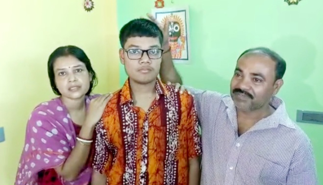 মাধ্যমিকে ৬৮৮ নম্বর পেয়ে পঞ্চম স্থানাধিকার করল মেদিনীপুরের সুপ্রভা আদক।