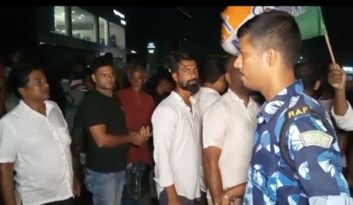 তৃণমূলের পার্টি অফিসে সন্ধ্যেবেলায় বোমাবাজি